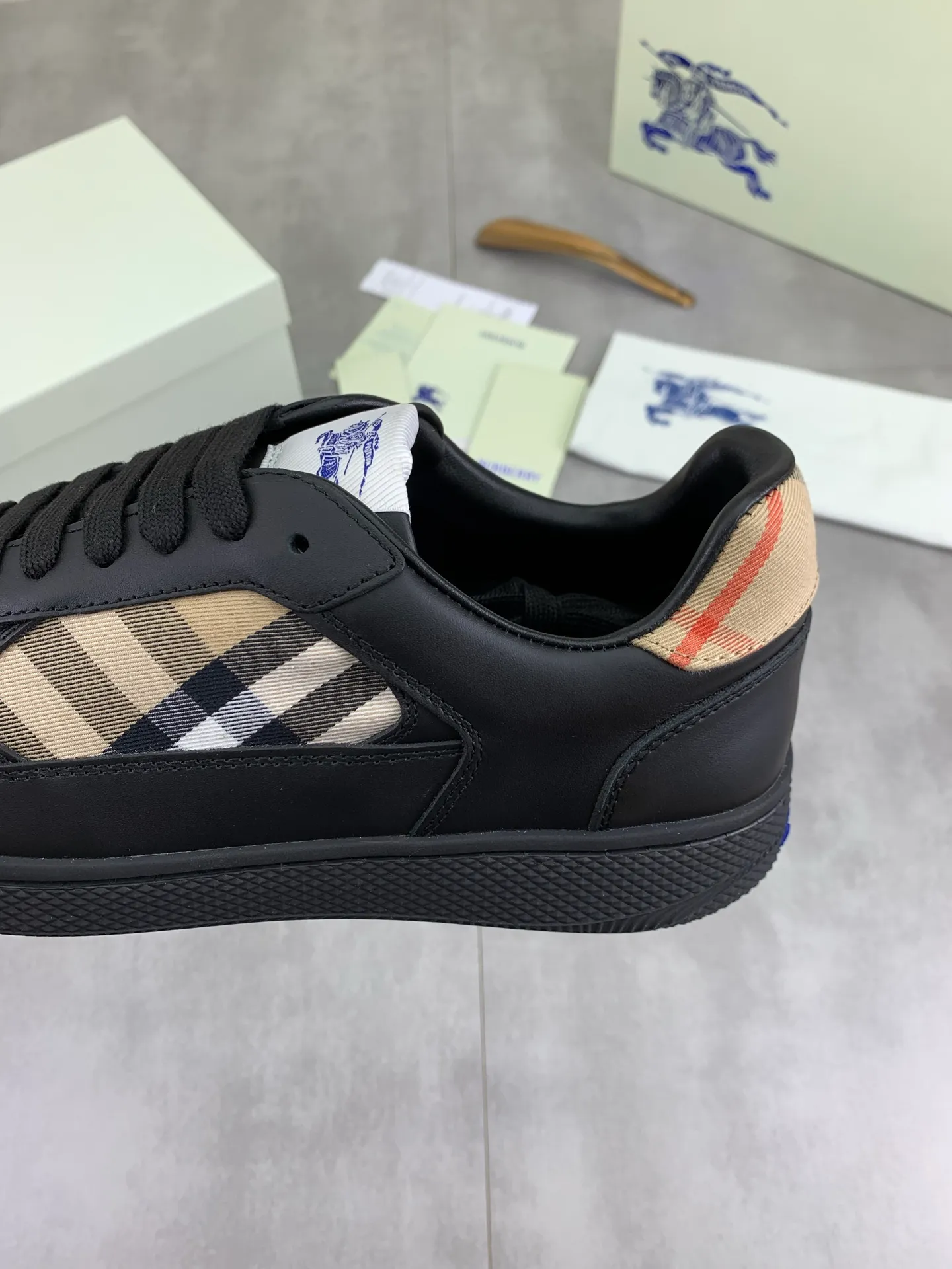 Factory price P640 [BURBERRY] Burberry - High-end quality original order (couples 🧑‍🤝‍🧑 style) - Upper: imported 🔝 original material - Lining: cowhide lining, feet; water-dyed cowhide - Outsole: ultra-light TPR rubber; two-color molded outsole - Super high quality control, fine workmanship: highlighted (high-end, extravagance, grade) -Size: 35-46 (male 38 46 Female 35 40 can be customized)·Color: Multiple colors available